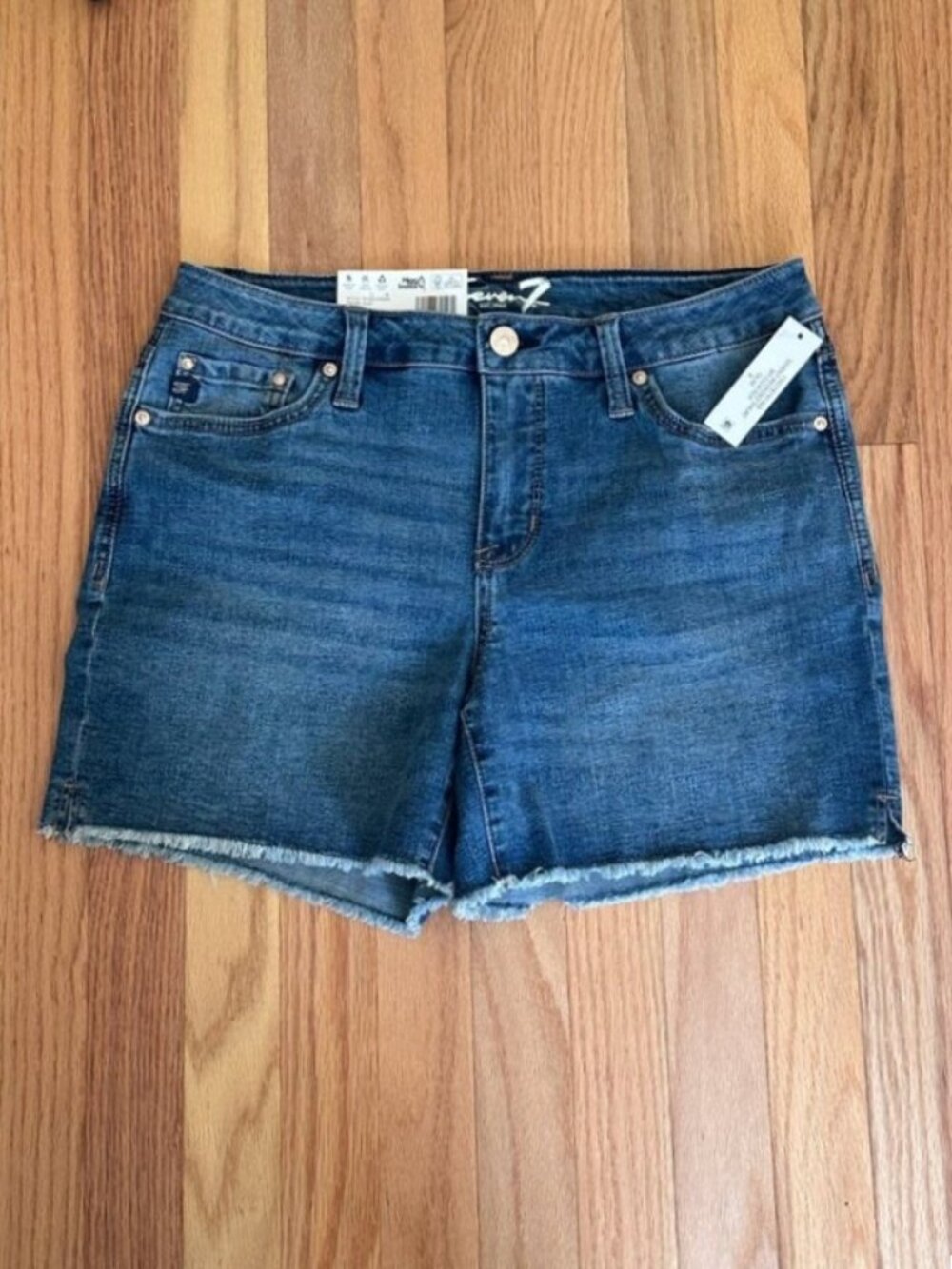 SEVEN7 Fray Hem Denim Shorts Medium Wash Size 8 NWT - Picture 3 of 12